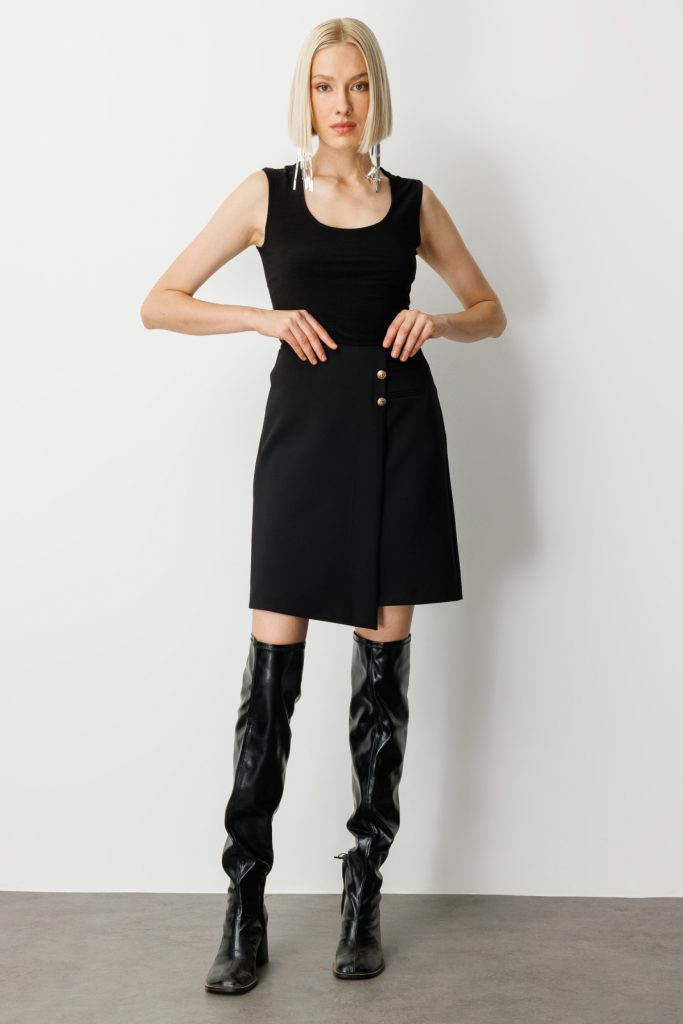 EKOL Asimetrik Kesim Süs Düğmeli Mini Etek 2007 - Siyah