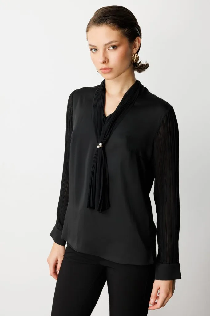 EKOL Yakası Fularlı Broş Detaylı Bluz 3021