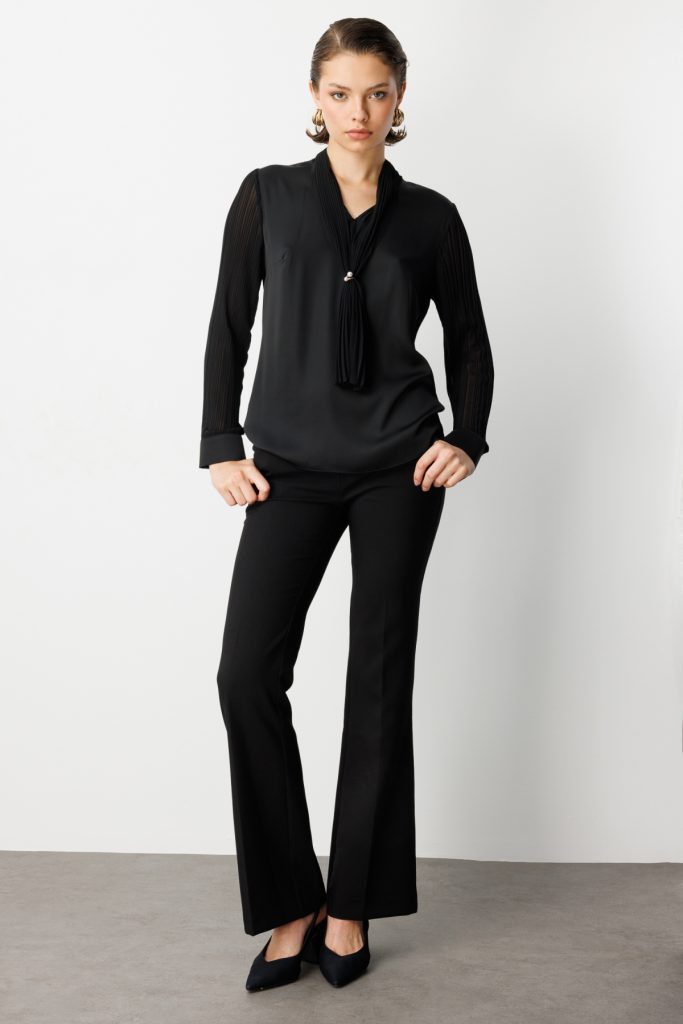 EKOL Yakası Fularlı Broş Detaylı Bluz 3021 - Siyah