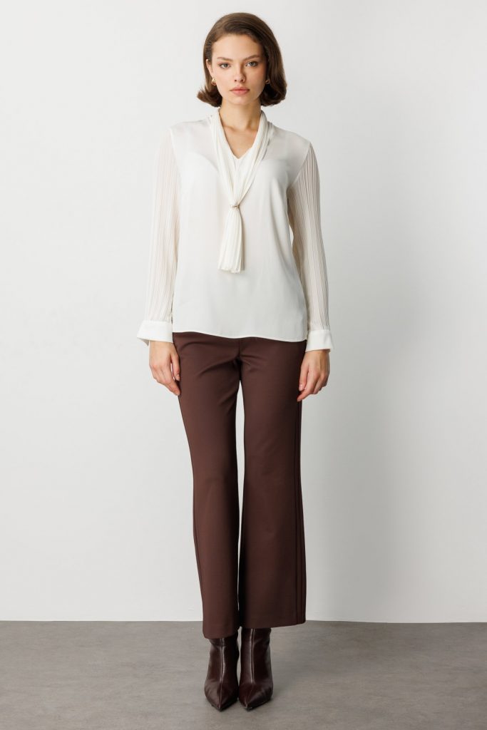 EKOL Yakası Fularlı Broş Detaylı Bluz 3021 - EKRU