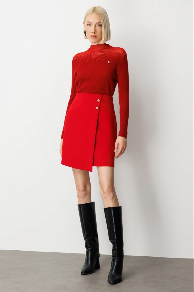 EKOL Asimetrik Kesim Süs Düğmeli Mini Etek 2007 - KIRMIZI