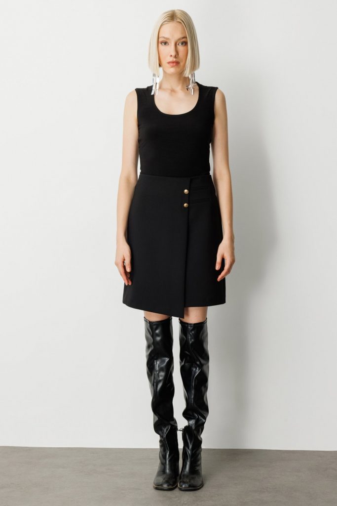 EKOL Asimetrik Kesim Süs Düğmeli Mini Etek 2007 - Siyah