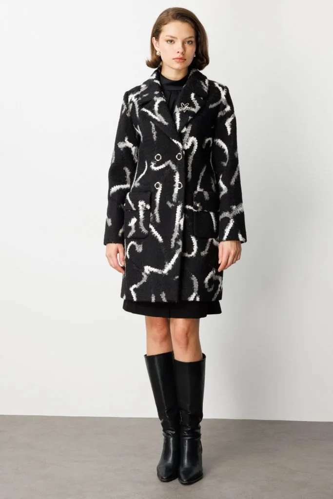 EKOL Yakası Broşlu Desenli Kaban 6007