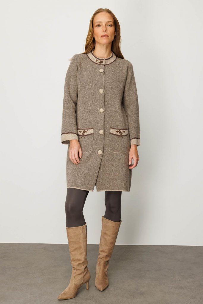 DESEN Dik Yaka Kolu ve Cebi Nakış İşlemeli Uzun Yün Kaban 25034 - BEJ