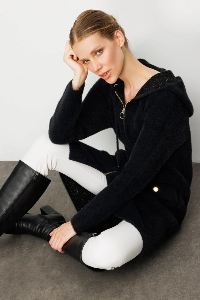 DESEN TRİKO Kapüşonlu Cebi Metal Düğmeli Afrodit Triko Hırka 25011 - Siyah