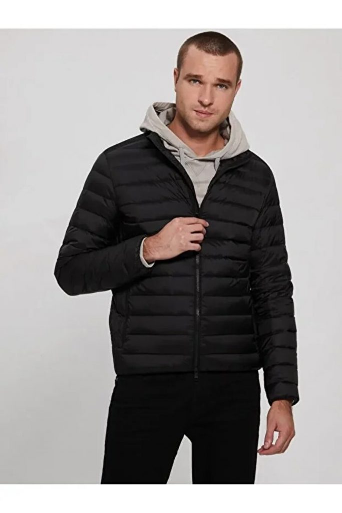 GUESS Yüksek Yaka Logolu Şişme  M1RL47WDQ50 - Siyah