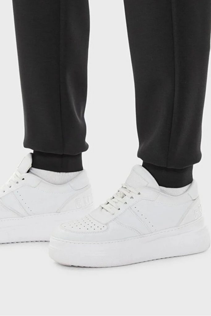 GUESS Metal Üçgen Logolu Pantolon  V4YB08KCAY2 - Siyah