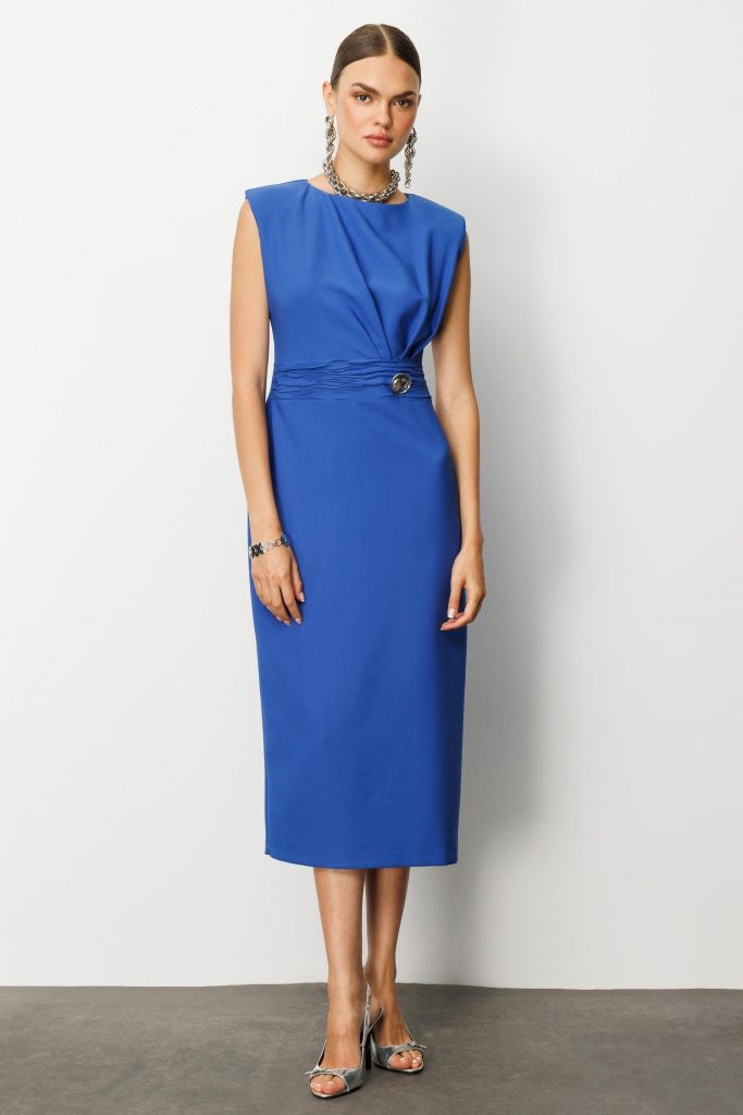 MODAİLGİ Omuzları Apoletli Pile ve Kraş Detaylı Metal Toka Aksesuarlı Midi Boy Elbise  60029 - MAVİ