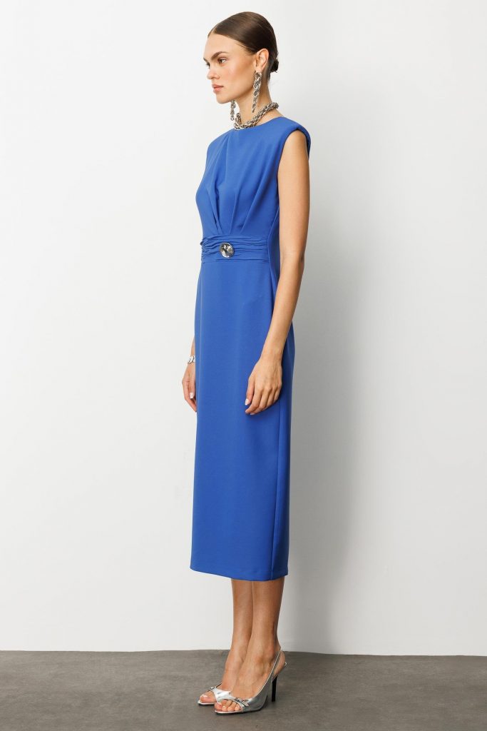MODAİLGİ Omuzları Apoletli Pile ve Kraş Detaylı Metal Toka Aksesuarlı Midi Boy Elbise  60029 - MAVİ
