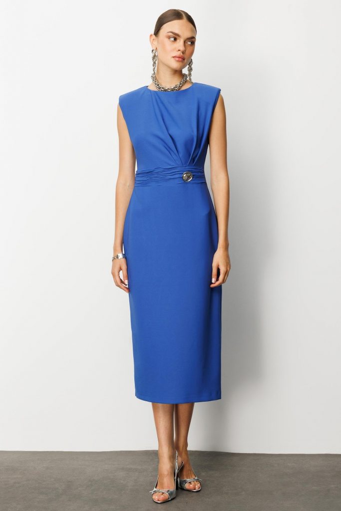 MODAİLGİ Omuzları Apoletli Pile ve Kraş Detaylı Metal Toka Aksesuarlı Midi Boy Elbise  60029 - MAVİ