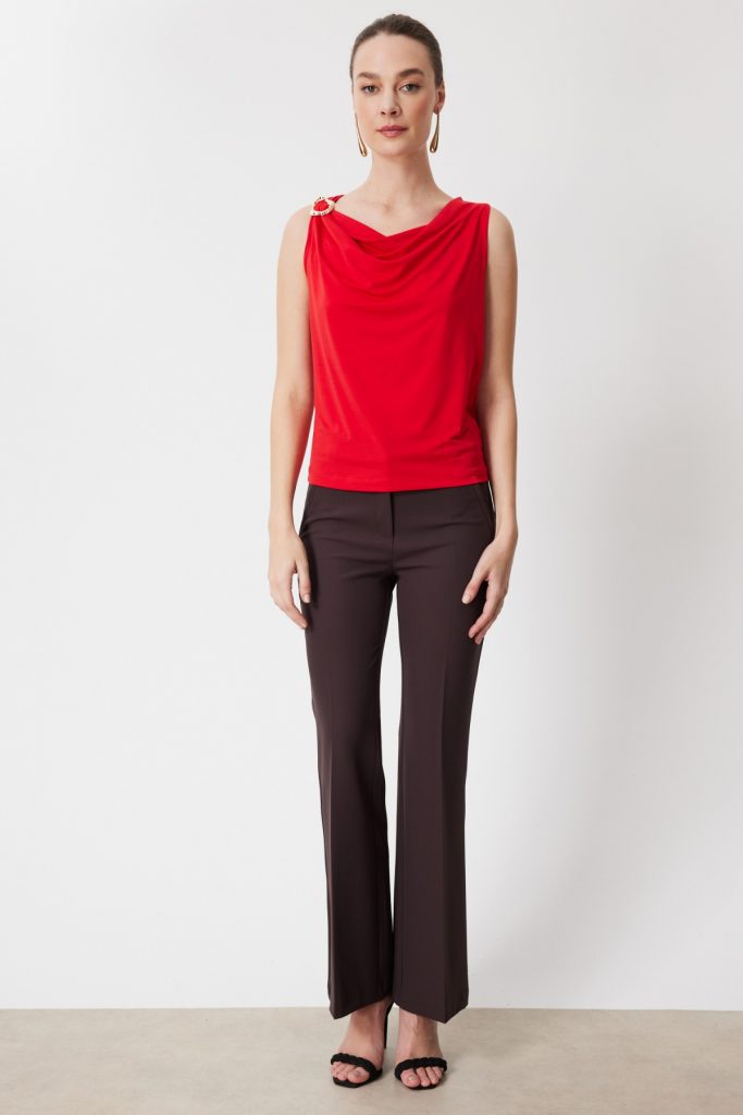 ON TRİKO Tek Omzu Aksesuarlı Degaje Yaka Bluz 71395 - KIRMIZI