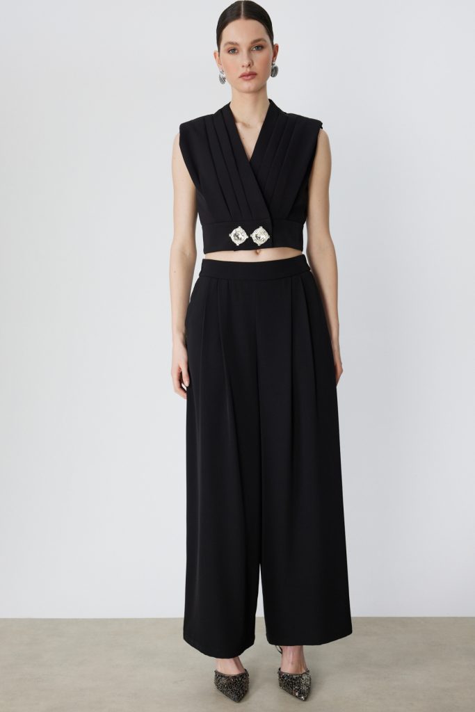 ON TRİKO Beli Taşlı Sıfır Kol Bluz 70300 - Siyah