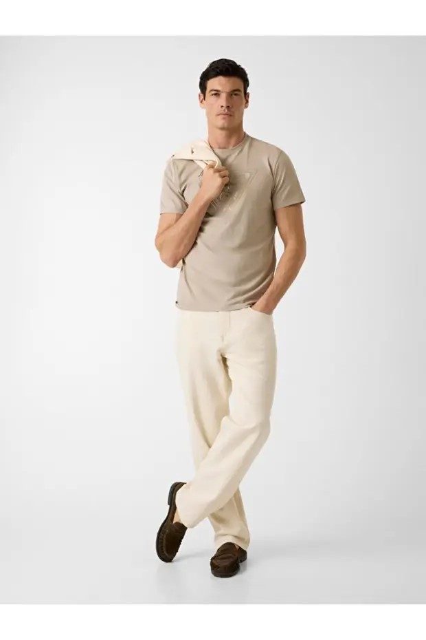 GUESS Bisiklet Yaka Kısa Kollu Üçgen Logolu T-shirt  M6GI11K2992 - BEJ