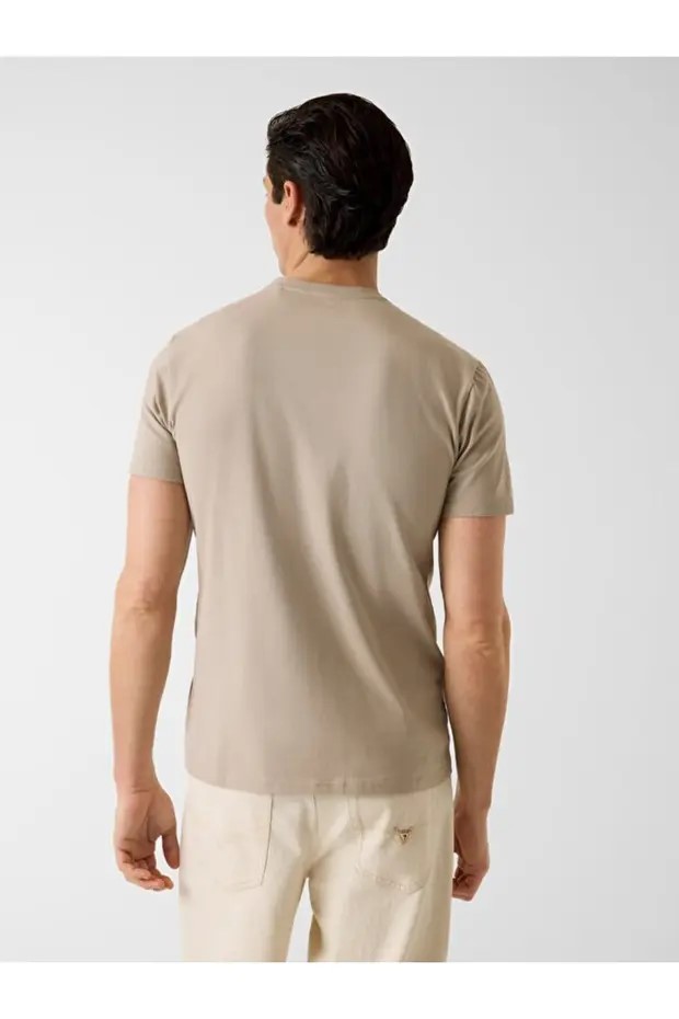 GUESS Bisiklet Yaka Kısa Kollu Üçgen Logolu T-shirt  M6GI11K2992 - BEJ