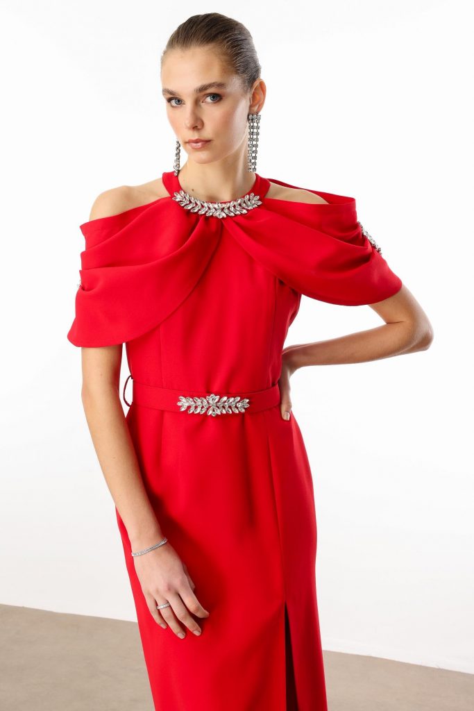 MODAİLGİ Yakası ve Kemeri Aksesuar Detaylı Elbise 60007 - KIRMIZI