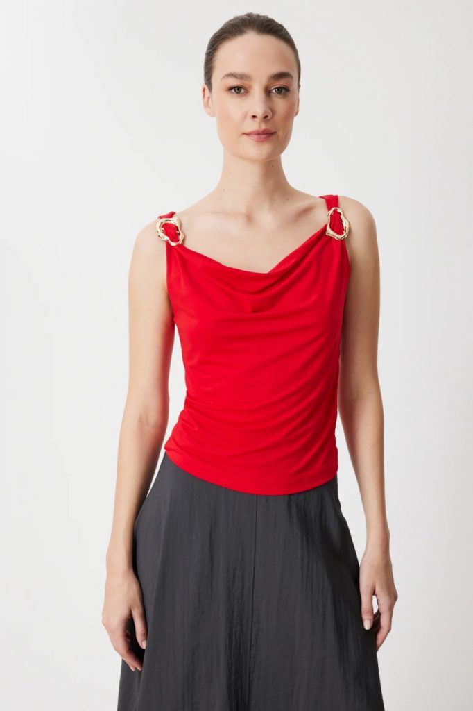 ON TRİKO Omuzları Aksesuarlı Degaje Yaka Bluz 71396 - KIRMIZI