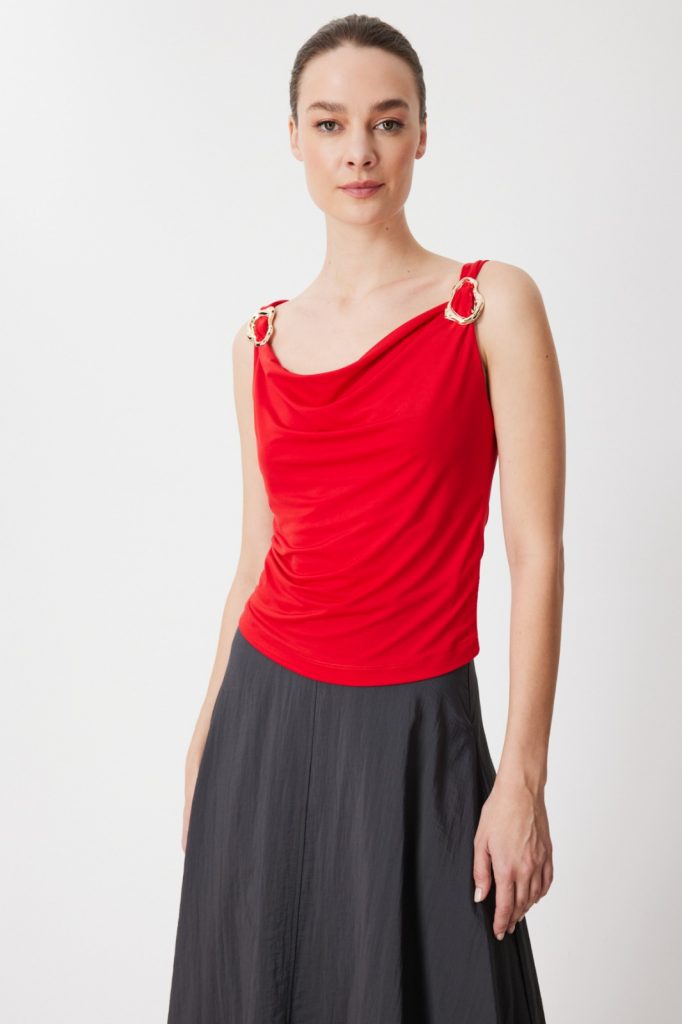 ON TRİKO Omuzları Aksesuarlı Degaje Yaka Bluz 71396 - KIRMIZI