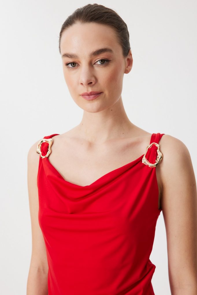 ON TRİKO Omuzları Aksesuarlı Degaje Yaka Bluz 71396 - KIRMIZI