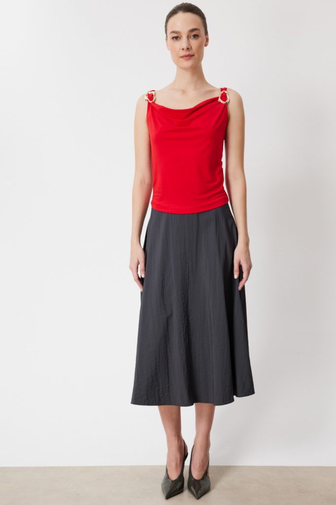 ON TRİKO Omuzları Aksesuarlı Degaje Yaka Bluz 71396 - KIRMIZI