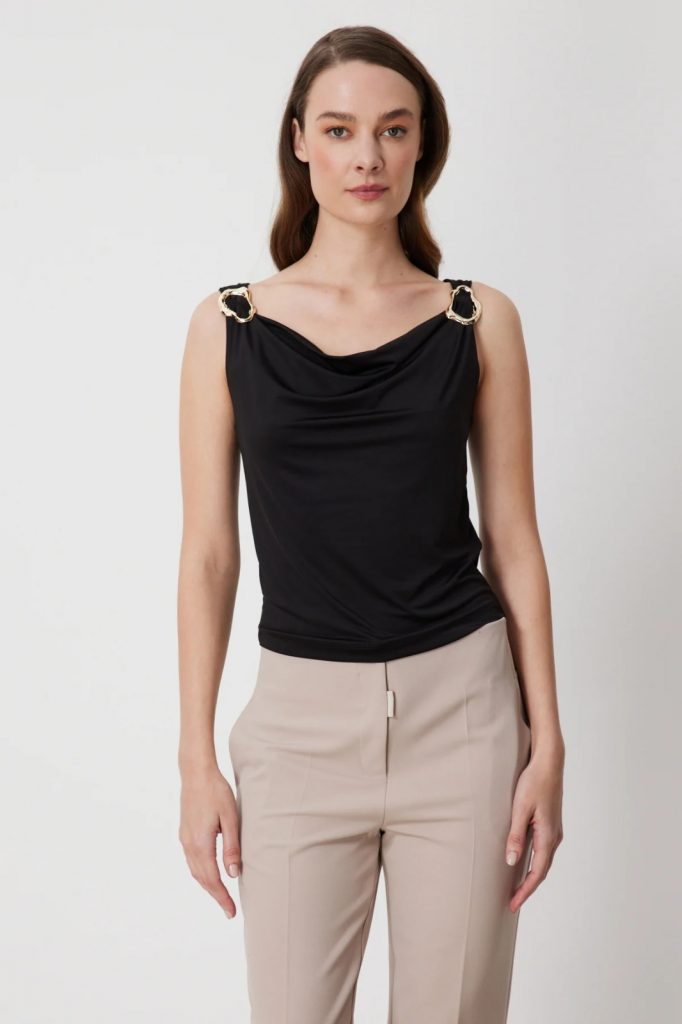 ON TRİKO Omuzları Aksesuarlı Degaje Yaka Bluz 71396 - Siyah