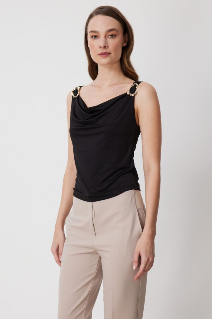 ON TRİKO Omuzları Aksesuarlı Degaje Yaka Bluz 71396 - Siyah