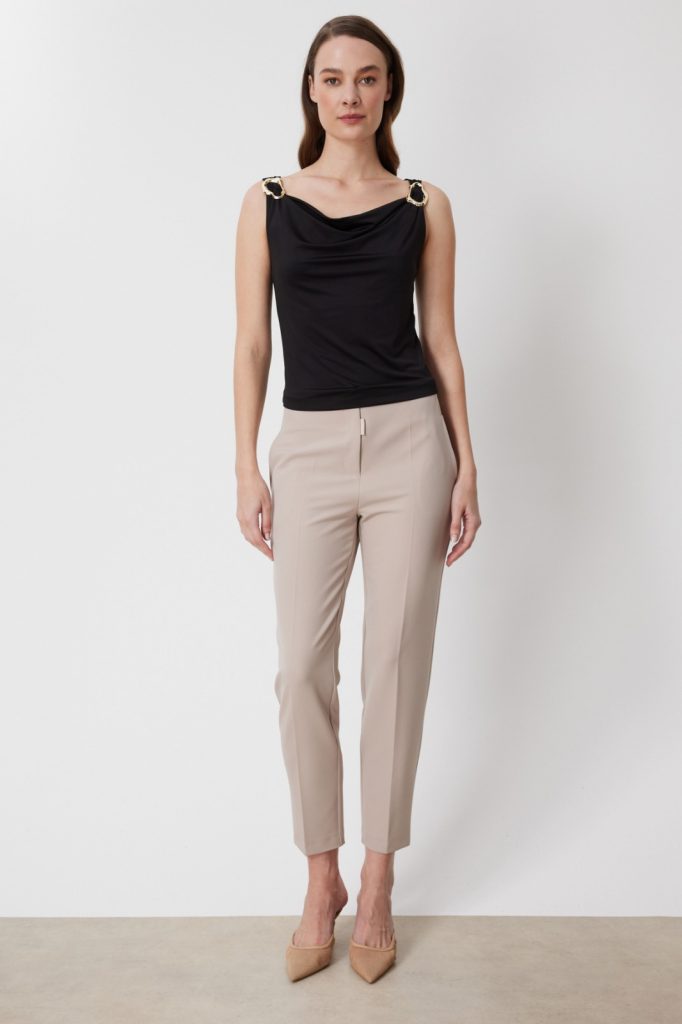 ON TRİKO Omuzları Aksesuarlı Degaje Yaka Bluz 71396 - Siyah