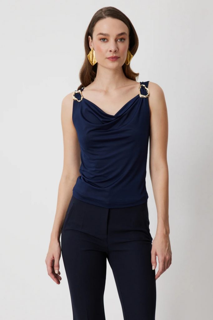 ON TRİKO Omuzları Aksesuarlı Degaje Yaka Bluz 71396 - Lacivert