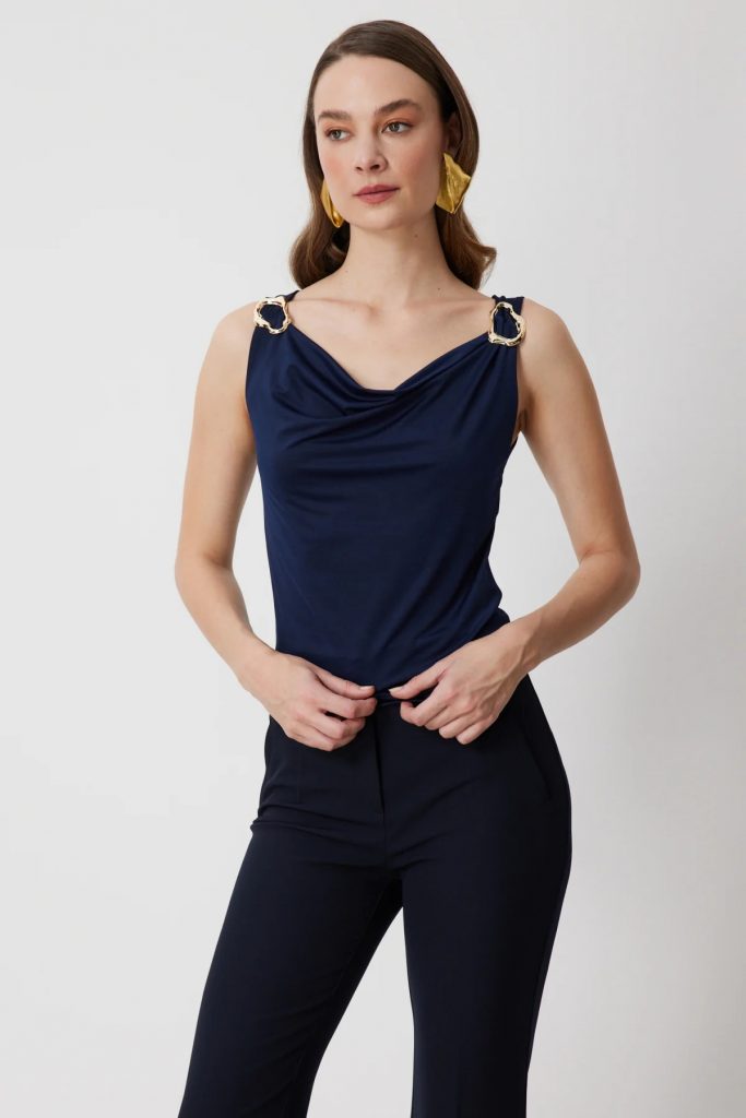 ON TRİKO Omuzları Aksesuarlı Degaje Yaka Bluz 71396 - Lacivert