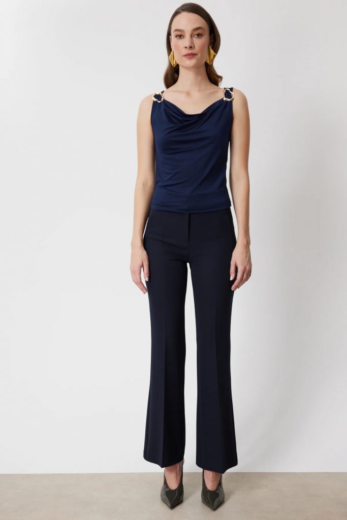 ON TRİKO Omuzları Aksesuarlı Degaje Yaka Bluz 71396 - Lacivert