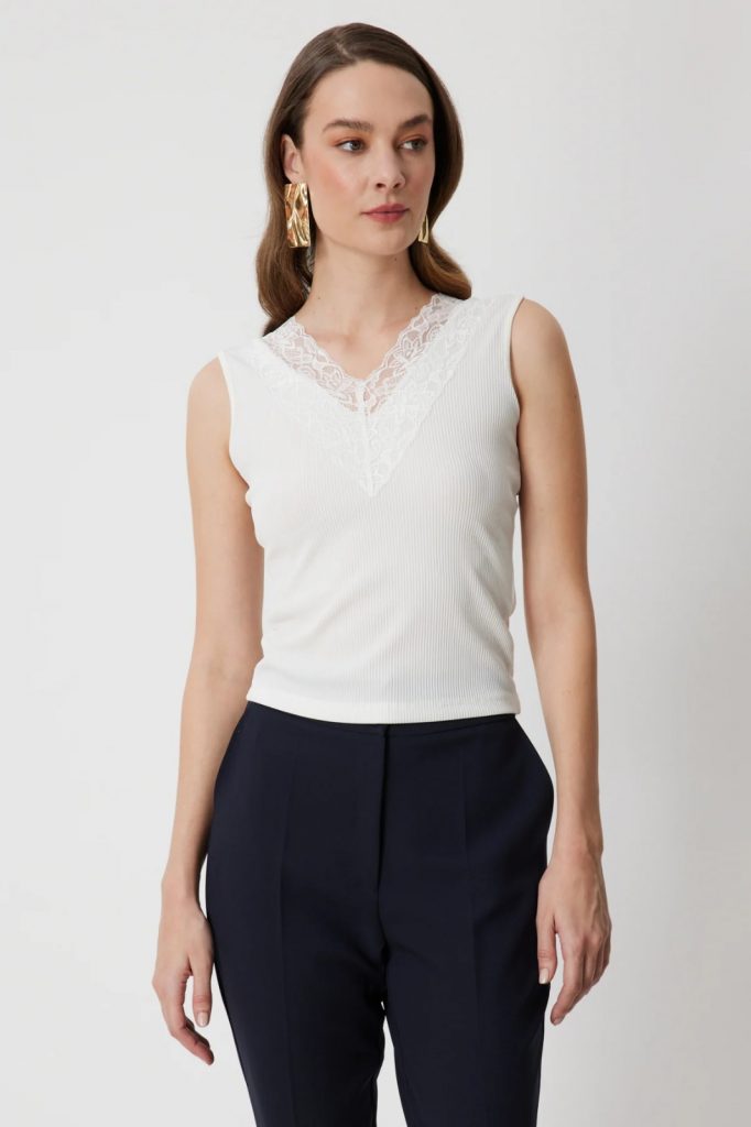 ON TRİKO Dantel Detaylı V Yaka Bluz 71420 - Beyaz