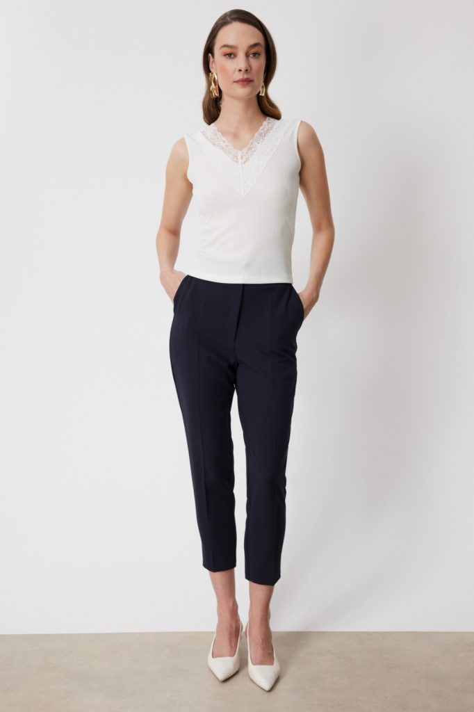 ON TRİKO Dantel Detaylı V Yaka Bluz 71420 - Beyaz