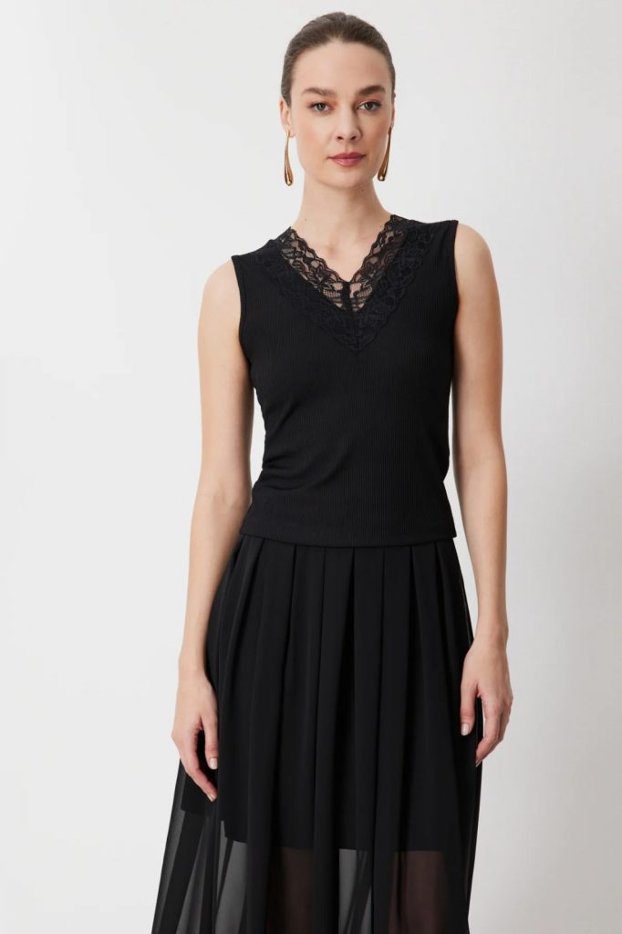 ON TRİKO Dantel Detaylı V Yaka Bluz 71420 - Siyah