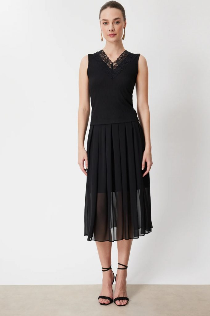 ON TRİKO Dantel Detaylı V Yaka Bluz 71420 - Siyah