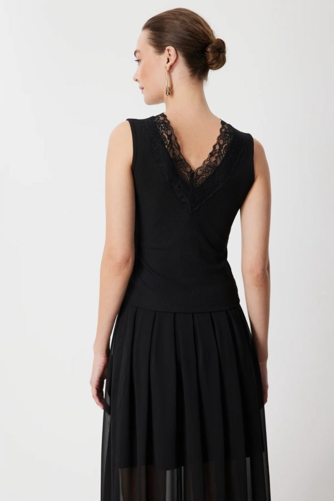 ON TRİKO Dantel Detaylı V Yaka Bluz 71420 - Siyah